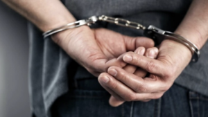 სამართალდამცველებმა არასრულწლოვნის გაუპატიურების ბრალდებით ორი პირი დააკავეს