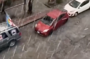 ამ წუთებში ბათუმში ძლიერი სეტყვაა – ვიდეო