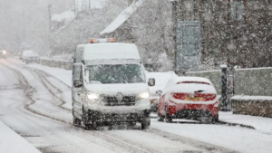 „სასწრაფოდ: რუკები გაწითლდა – რამდენიმე საათში ‘თოვლის ბომბი’ დაატყდებათ, სინოპტიკოსები მოსახლეობას აფრთხილებენ!“ (დიდი ბრიტანეთი)