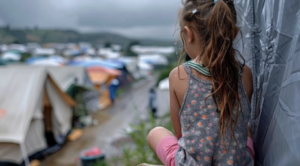 დააკავეს ორი მამაკაცი, რომლებმაც ექვსი წლის გოგონა გააუპატიურეს და შემდეგ სახურავიდან გადმოაგდეს (უცხოეთი)